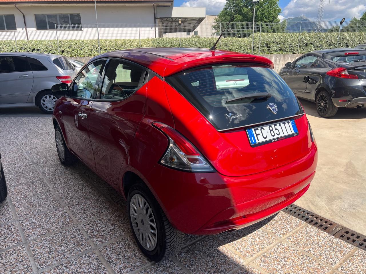 Lancia Ypsilon 0.9 TwinAir 85 CV 5 porte Metano Ecochic Silver