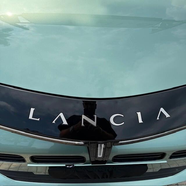 Lancia Ypsilon Hybrid e-DCT Edizione Cassina