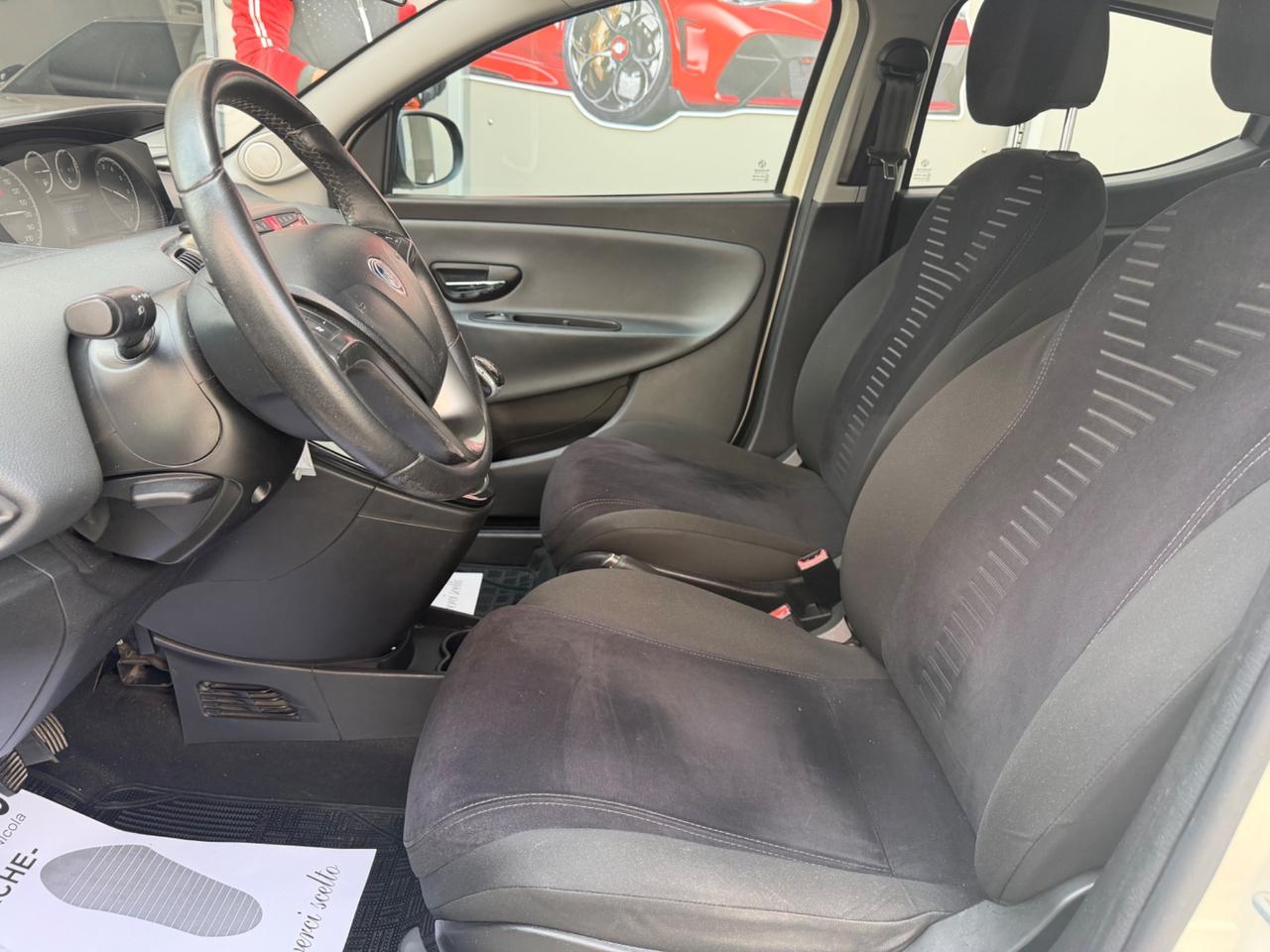 Lancia Ypsilon 1.2 69 CV Silver 11.2011