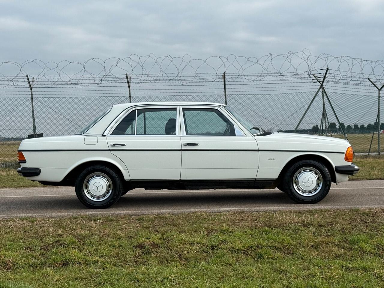 Mercedes 200 W123 "STUPENDA - ASI - TARGHE ORIGINALI"