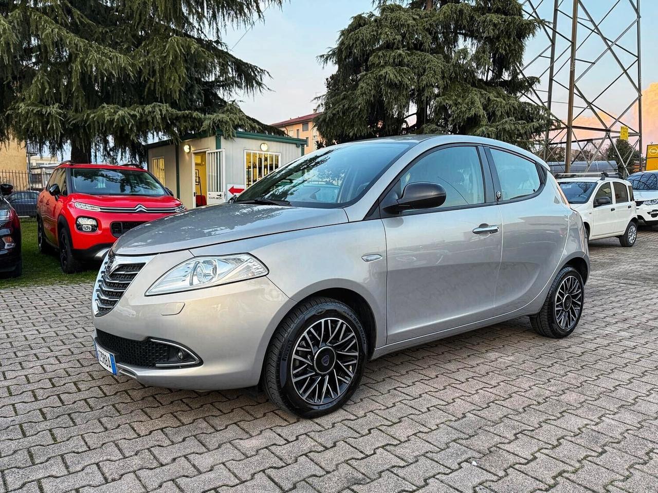 Lancia Ypsilon 0.9 TwinAir 85 CV 5 porte S&S DFN Gold OK NEOPATENTATI