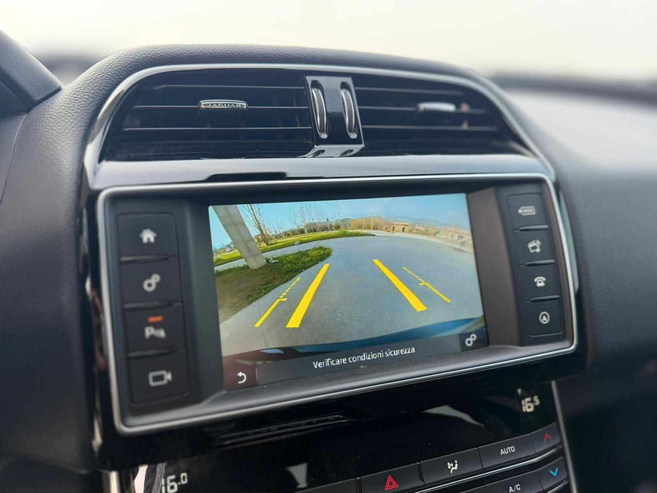 Jaguar XE 2.0 D Turbo R-Sport