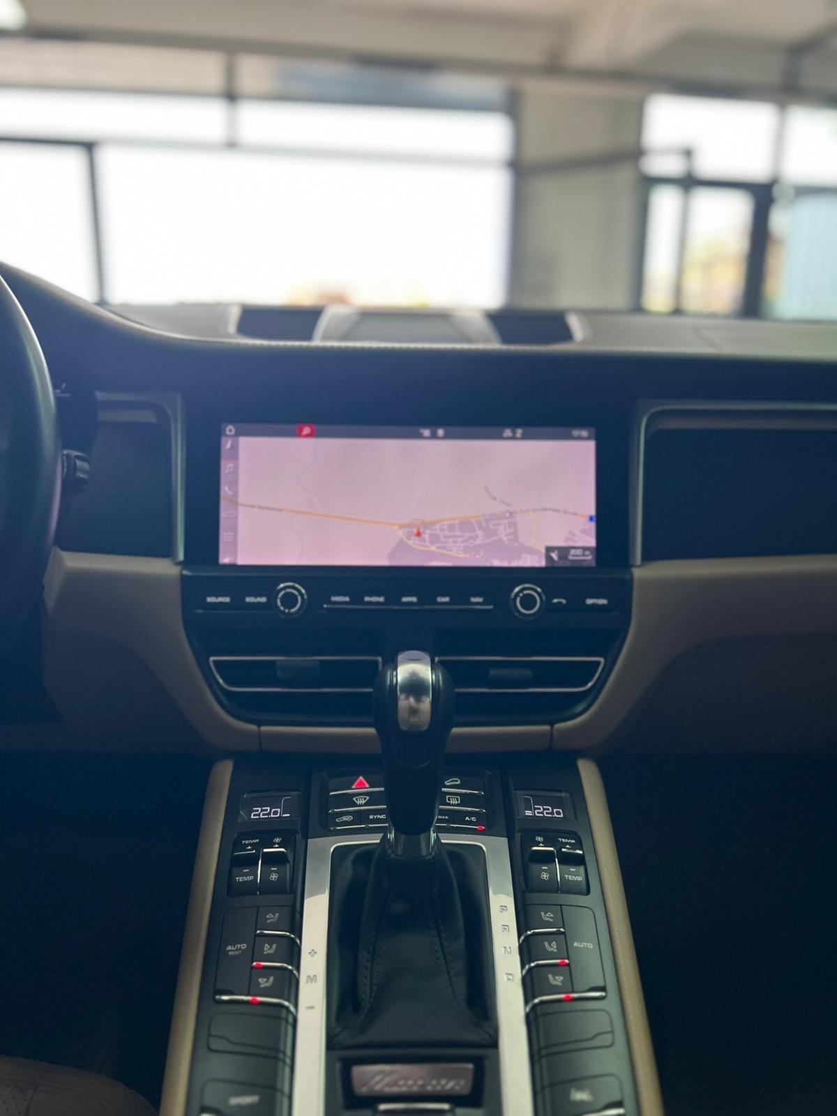 Porsche Macan 2.0 Iva esposta