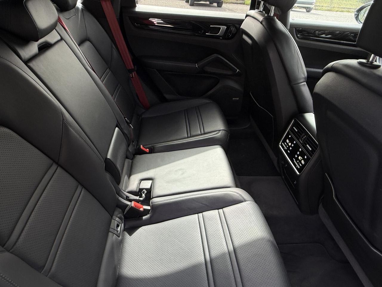 PORSCHE CAYENNE COUPE GTS SPORT CHRONO E-HYBRID