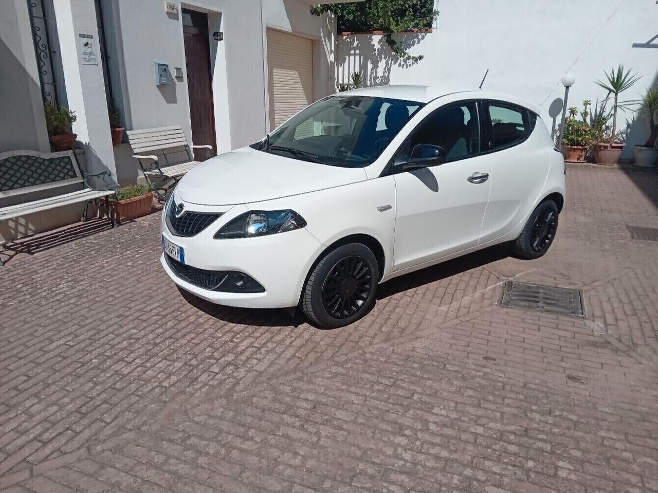 Lancia Ypsilon 1.0 Hybrid Ok Neo