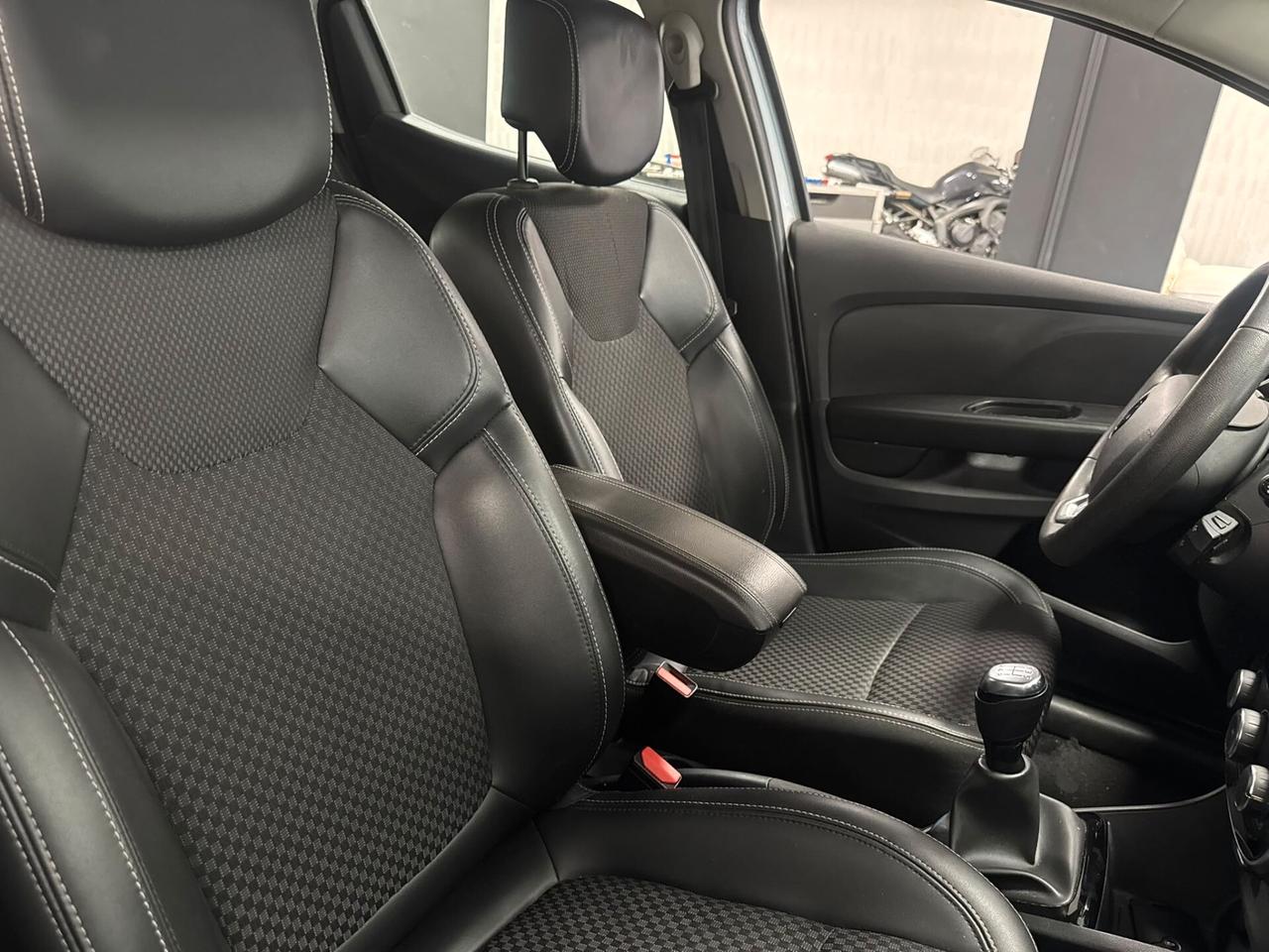 Renault Clio 1.2 75 CV 5 porte Duel