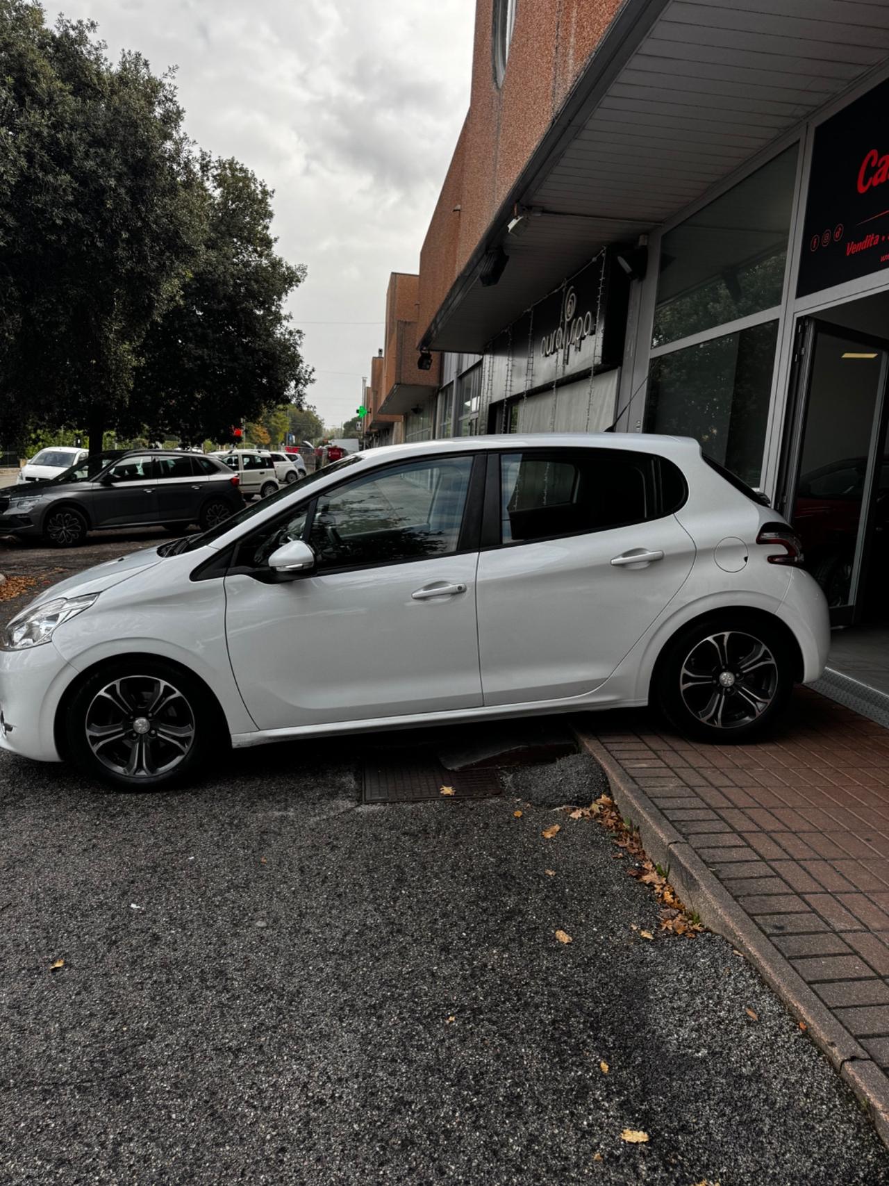 Peugeot 208 1.4 HDi 68 CV 5 porte Neopatentati