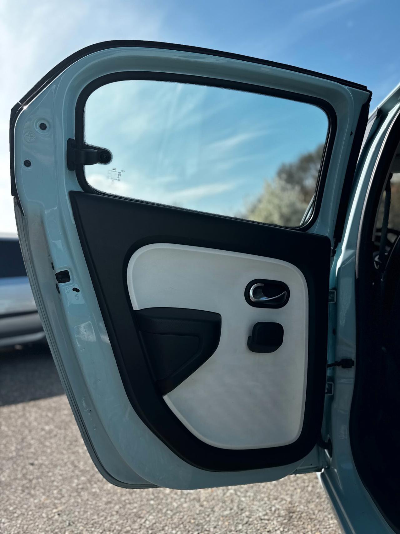 Renault Twingo 1.0 52kW Benz 5p *59.000 km*