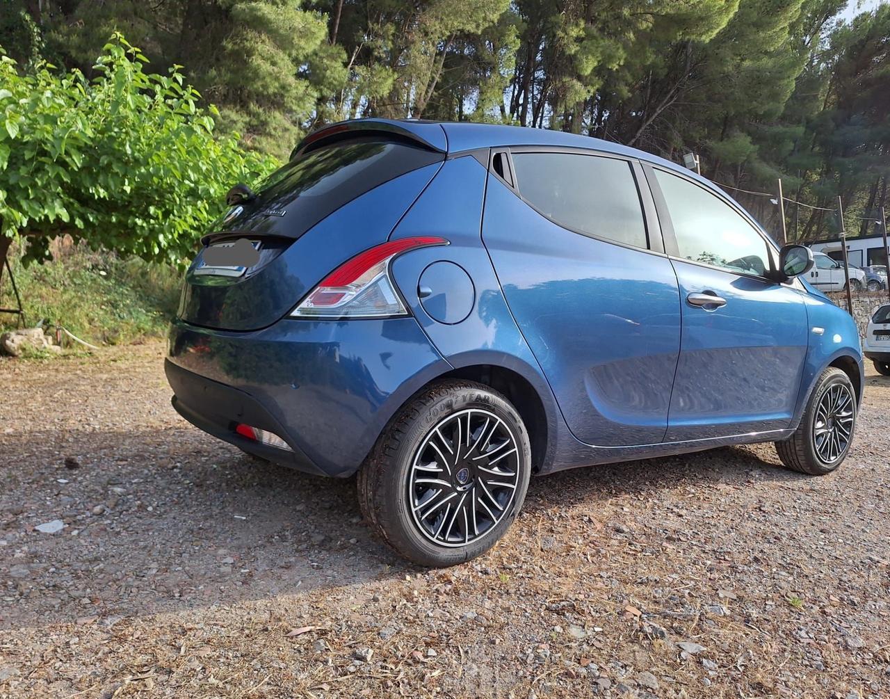 Lancia Ypsilon 1.0 FireFly 5 porte S&S Hybryd Gold