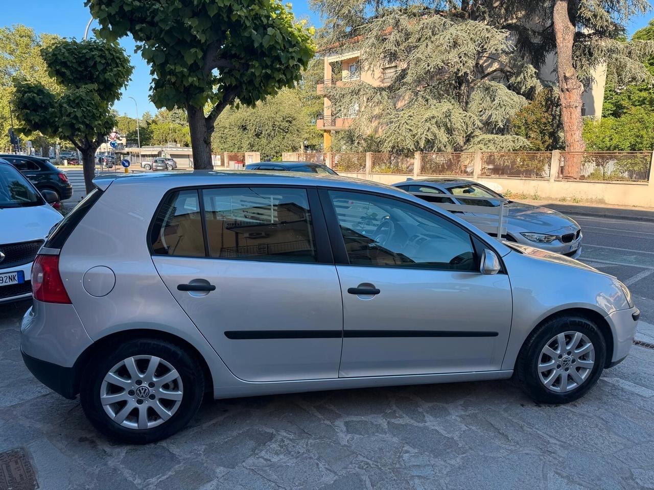VW GOLF 1.6 16V FSI 5p. NEOPATENTATI