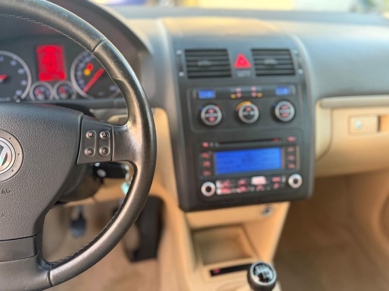 Volkswagen Touran 1.6 16V FSI Highline 7 POSTI