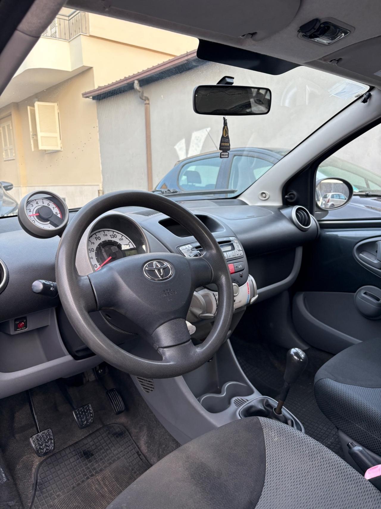 Toyota Aygo 1.0 benz. 5 porte splendide condizioni