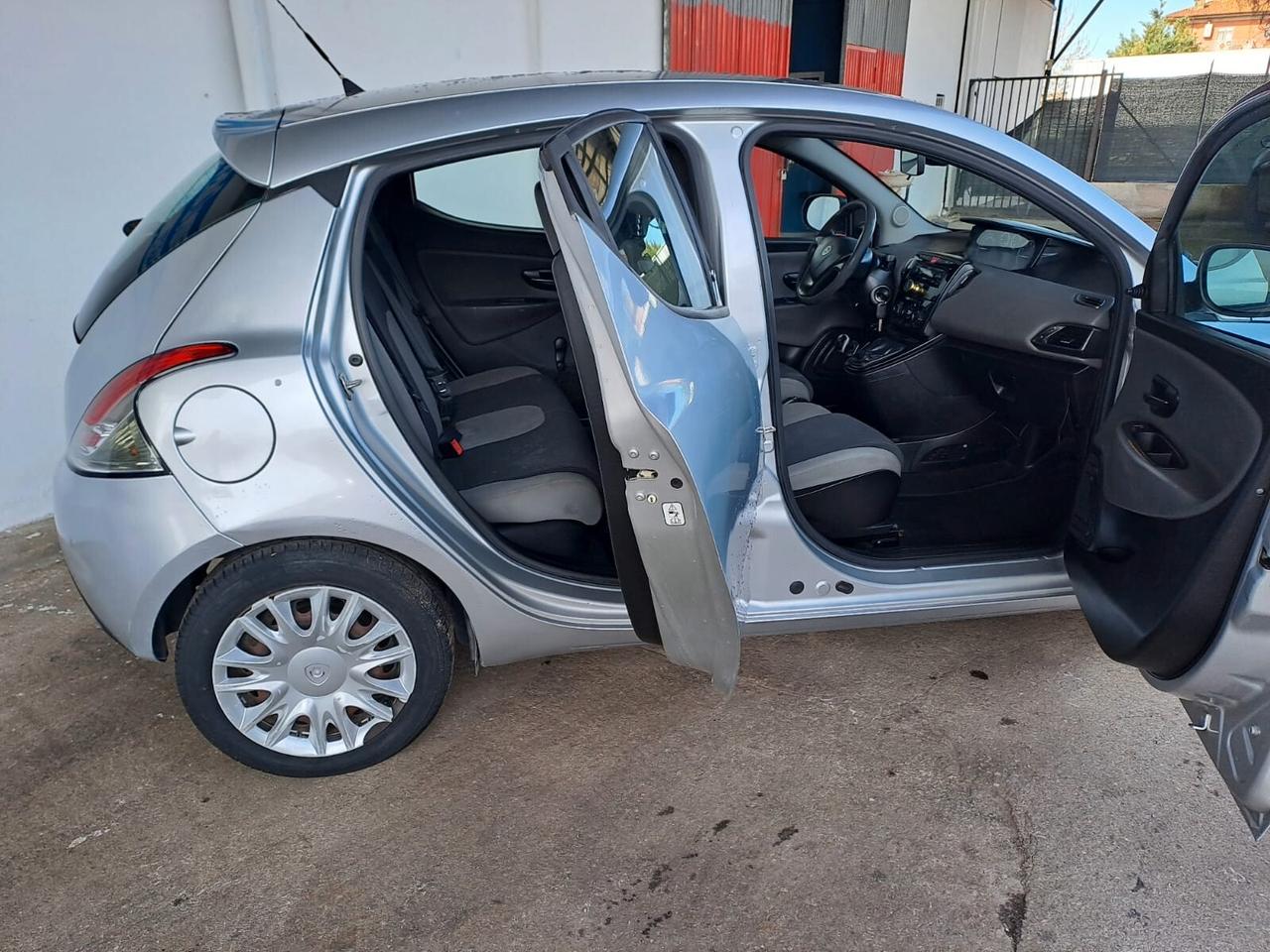 Lancia Ypsilon 1.2 69 CV 5 porte S&S Silver