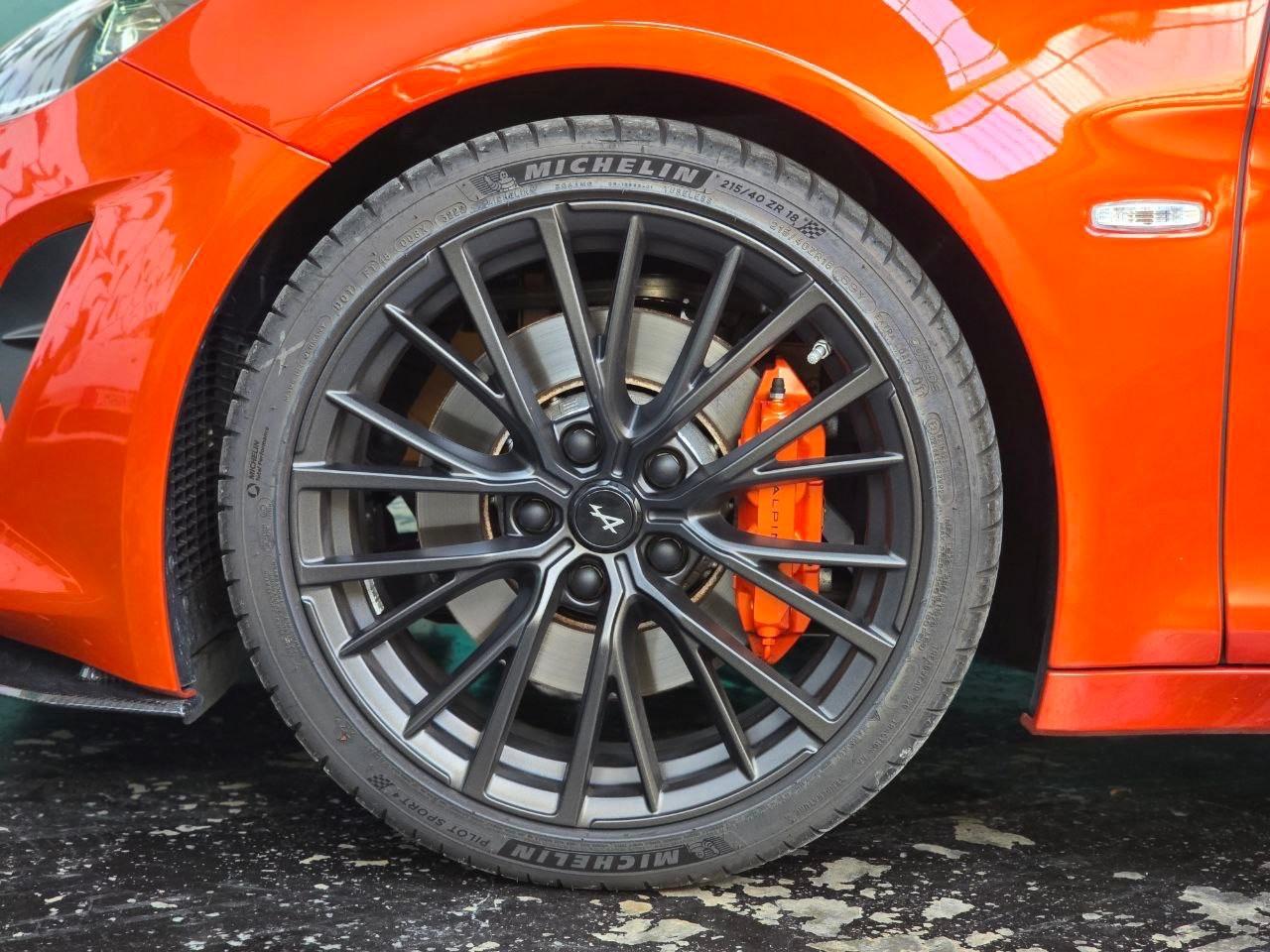 Alpine A110 S Orange, Carbonio