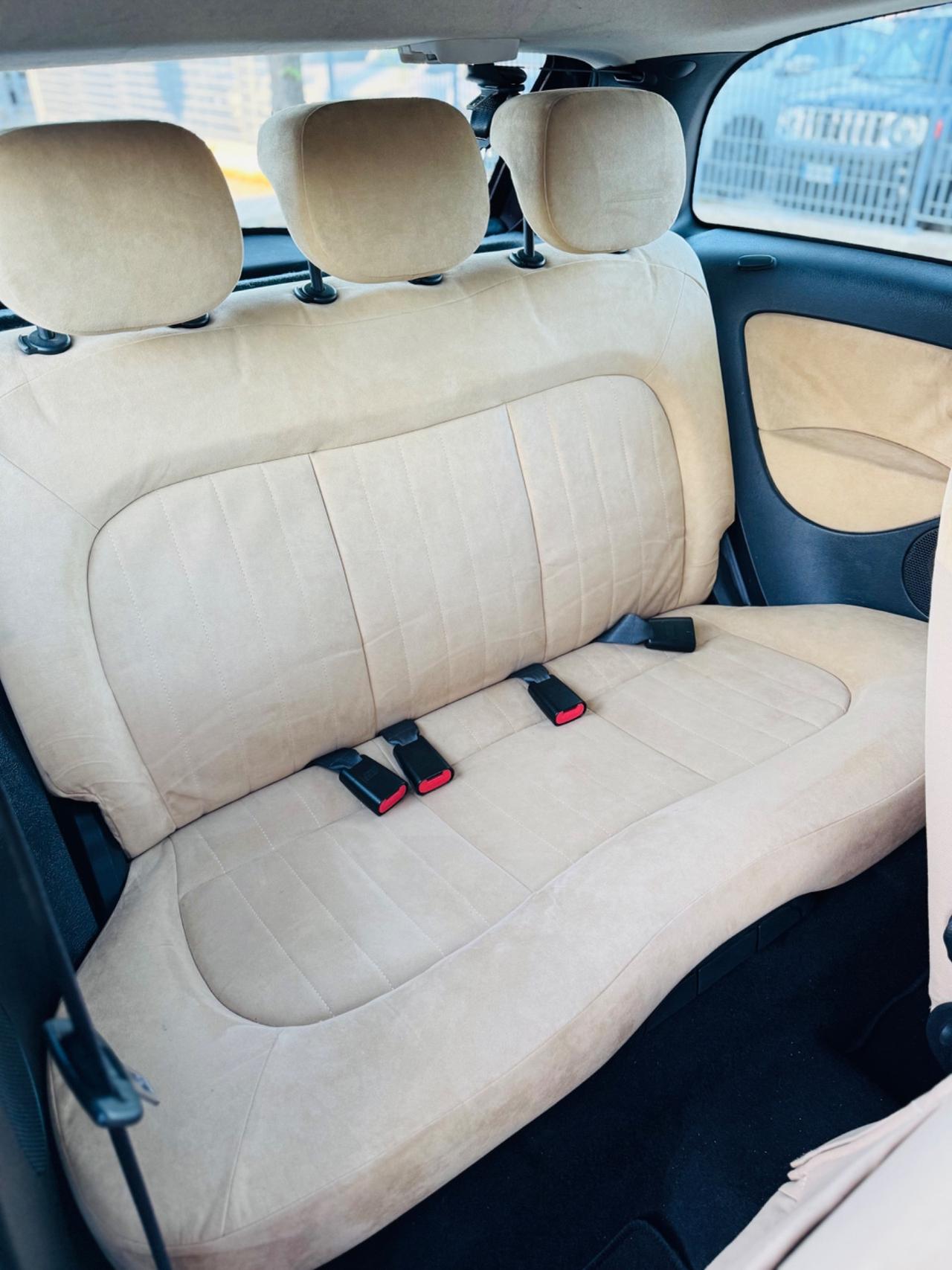 Lancia Ypsilon 1.3 MJT 75 CV Unyca