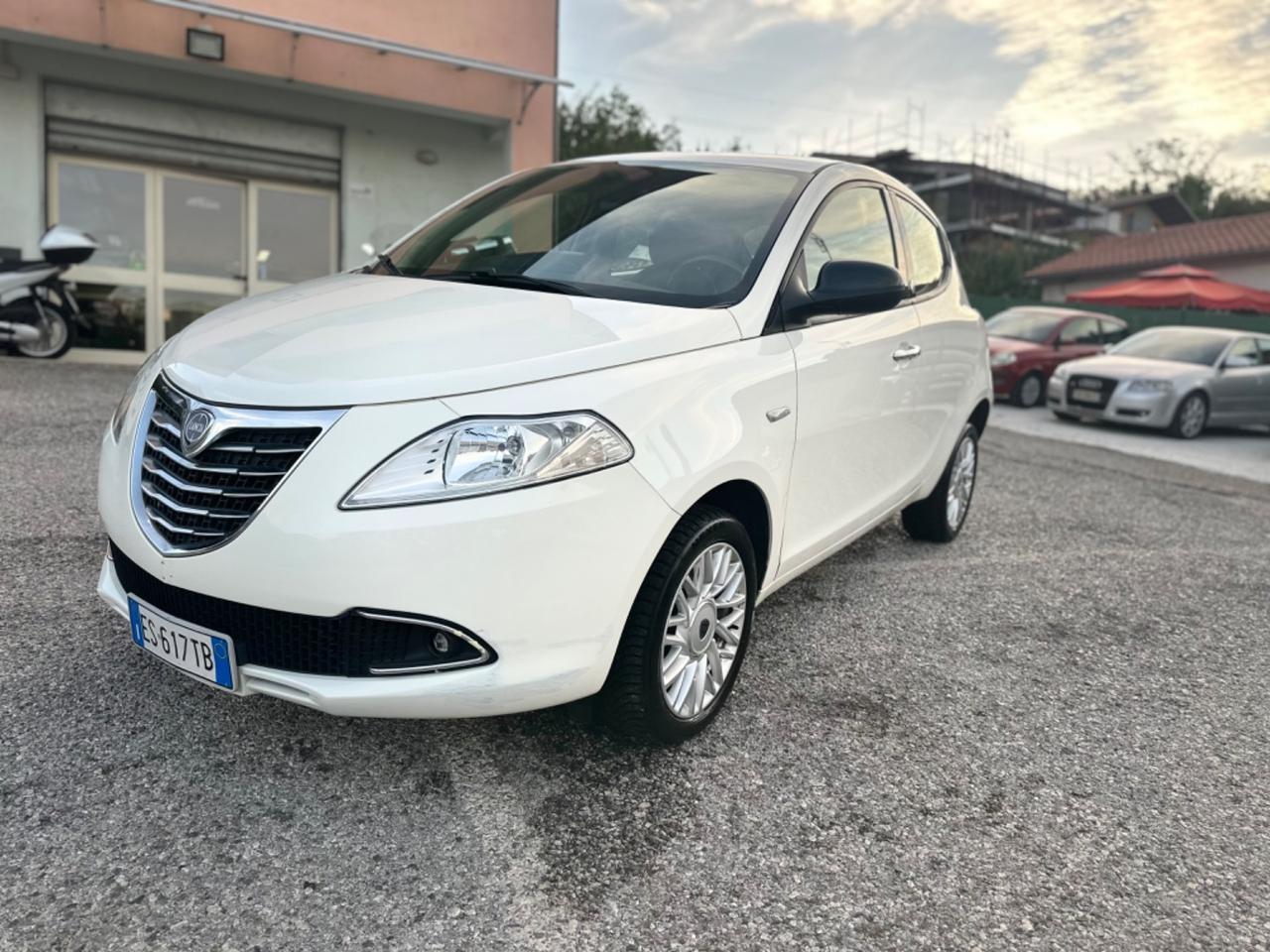 Lancia Ypsilon 0.9 TwinAir 85 CV 5 porte Metano Ecochic Silver