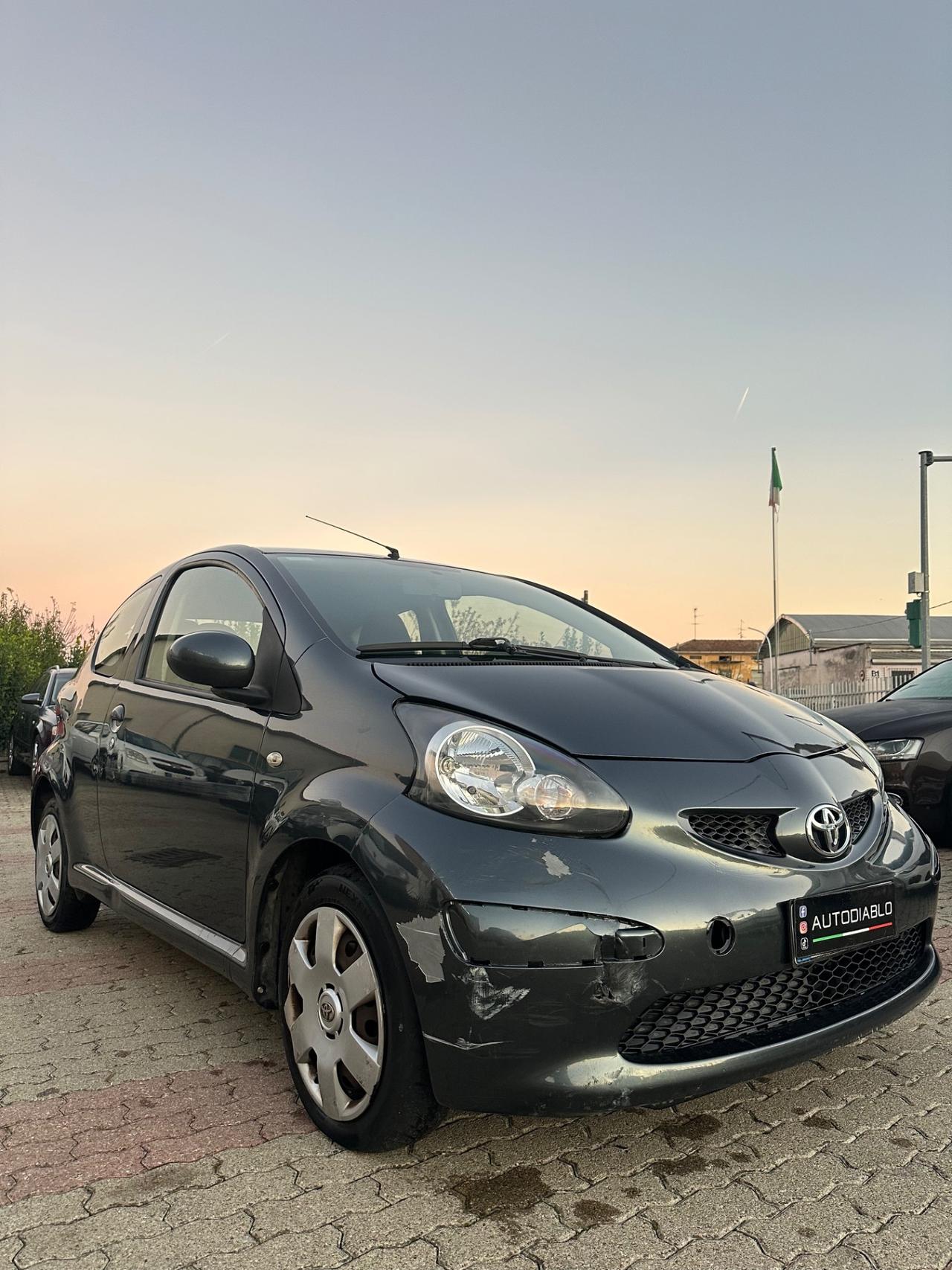 Toyota Yaris 1.0 3 porte Sol