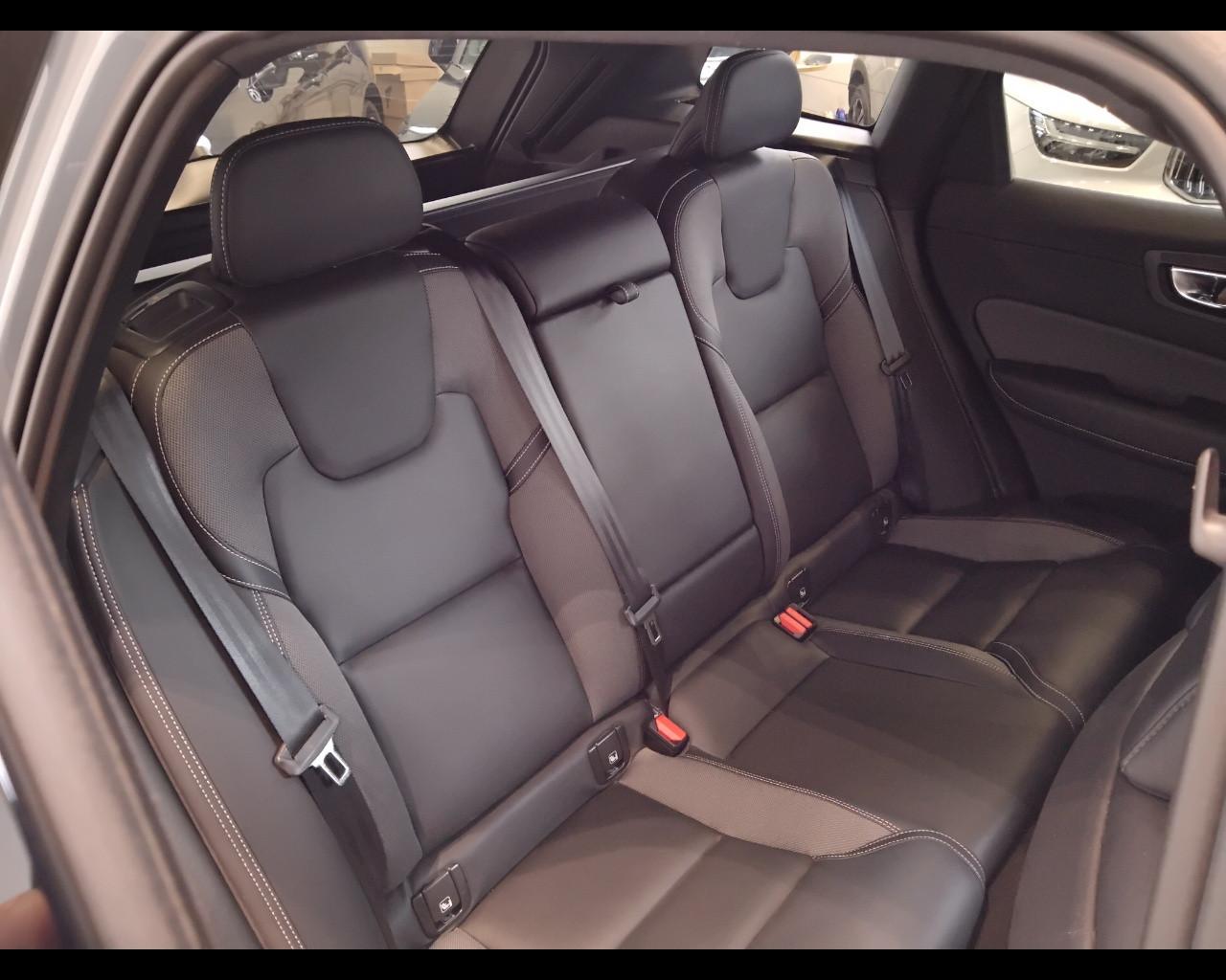 VOLVO XC60 II 2022 - XC60 2.0 b4 Plus Dark auto