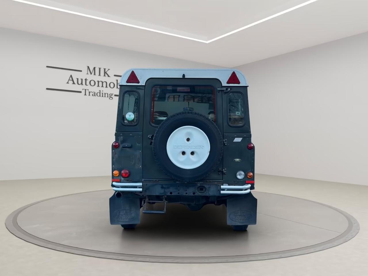 Land Rover Defender 110 TD5 Station Wagon 9 POSTI