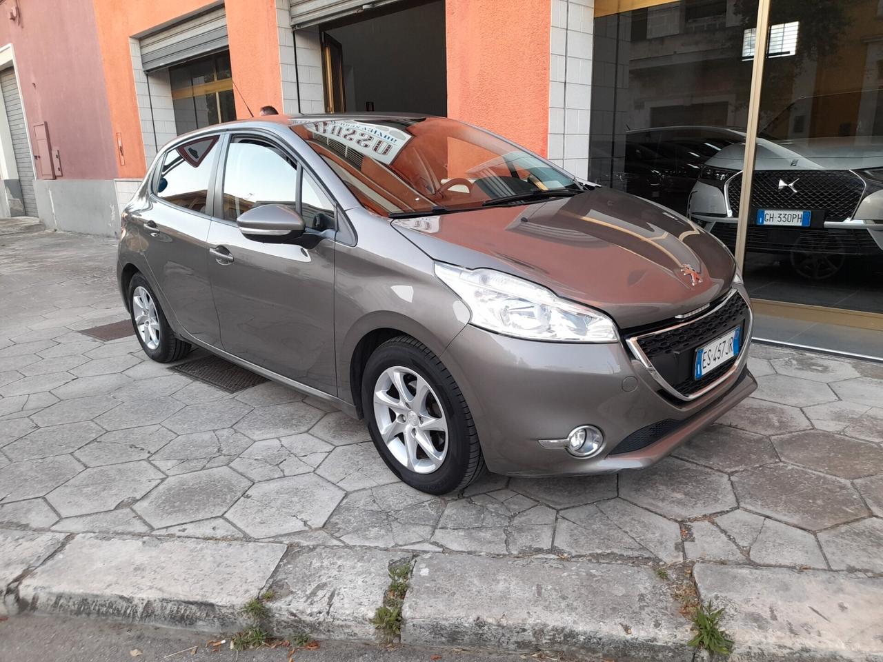 PEUGEOT 208 1.2 5 P
