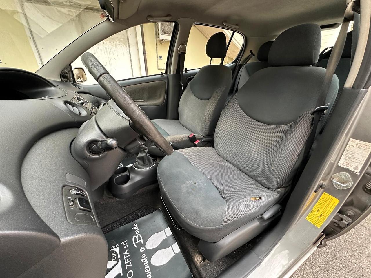 Toyota Yaris 1.3i 16V cat 5 porte Sol
