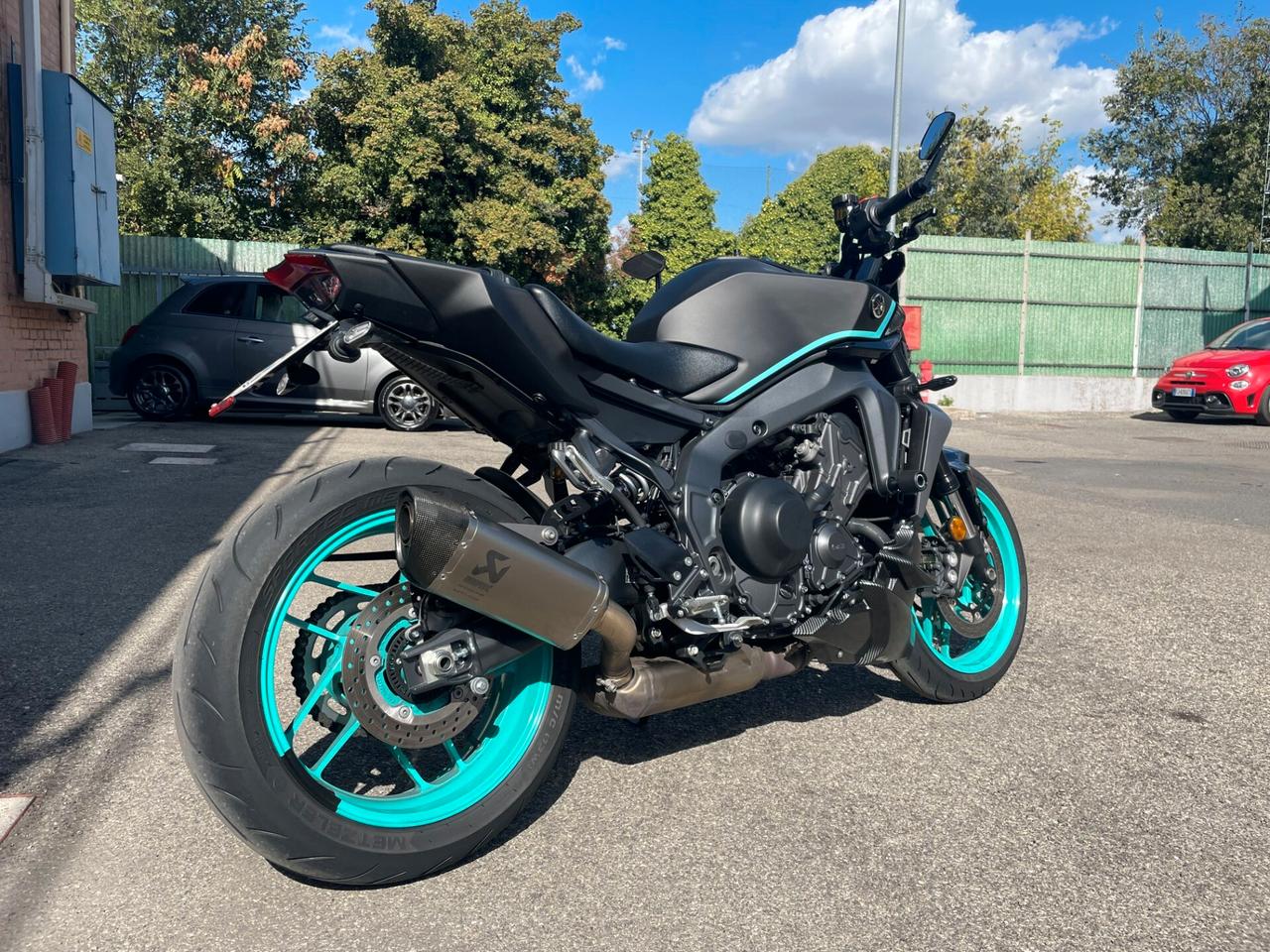 YAMAHA MT09 2024-SOLO 9.300 KM-AKRAPOVIČ COMPLETO -GARANZIA 03/2027