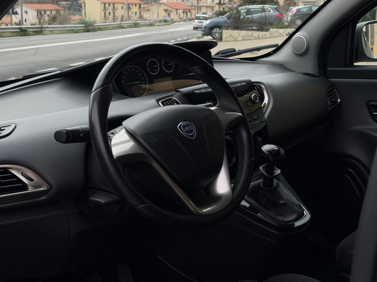Lancia Ypsilon 1.2 69 CV 5 porte NEOPATENTATI