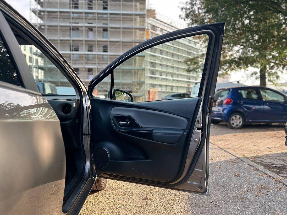 Toyota Yaris 1.5h Trend Red Edition 5p