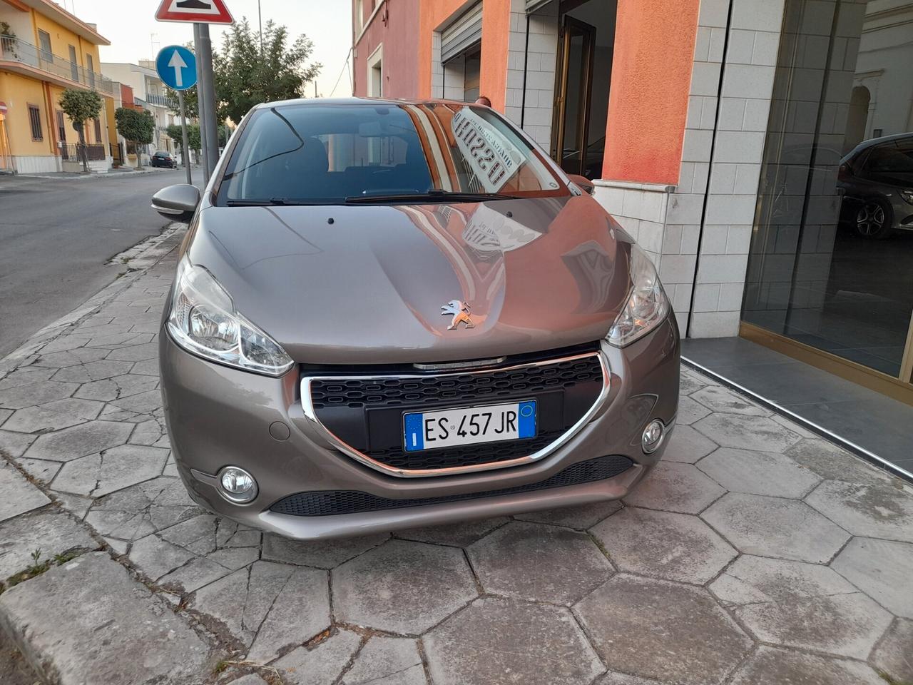 PEUGEOT 208 1.2 5 P