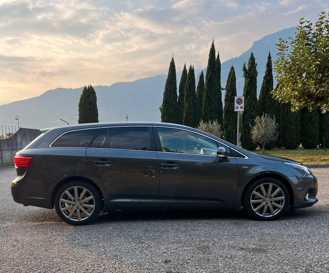 Toyota Avensis 2.2 D-Cat aut. Wagon Style Safety