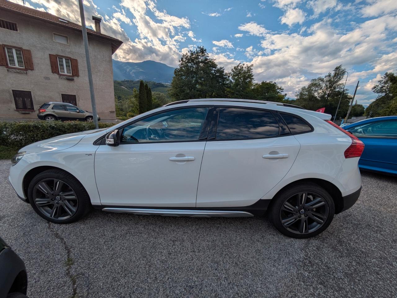 VOLVO V40 CROSS COUNTRY D2 MOMENTUM