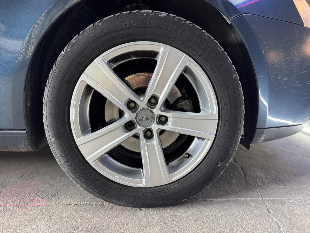 Volkswagen Golf 1.6 16V FSI 5Porte ADATTA NEOPATENTATI
