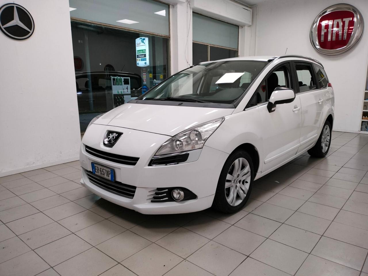 Peugeot 5008 1.6 e-HDi 115CV Stop&Start cambio robotizzato Allure