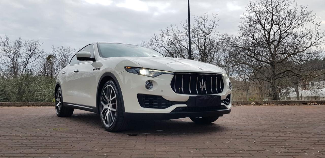 Maserati Levante V6 Diesel 275 Granlusso,pelle rossa,cerchi 21,navi,fari led bixeno,retrocamera,vetri scuri