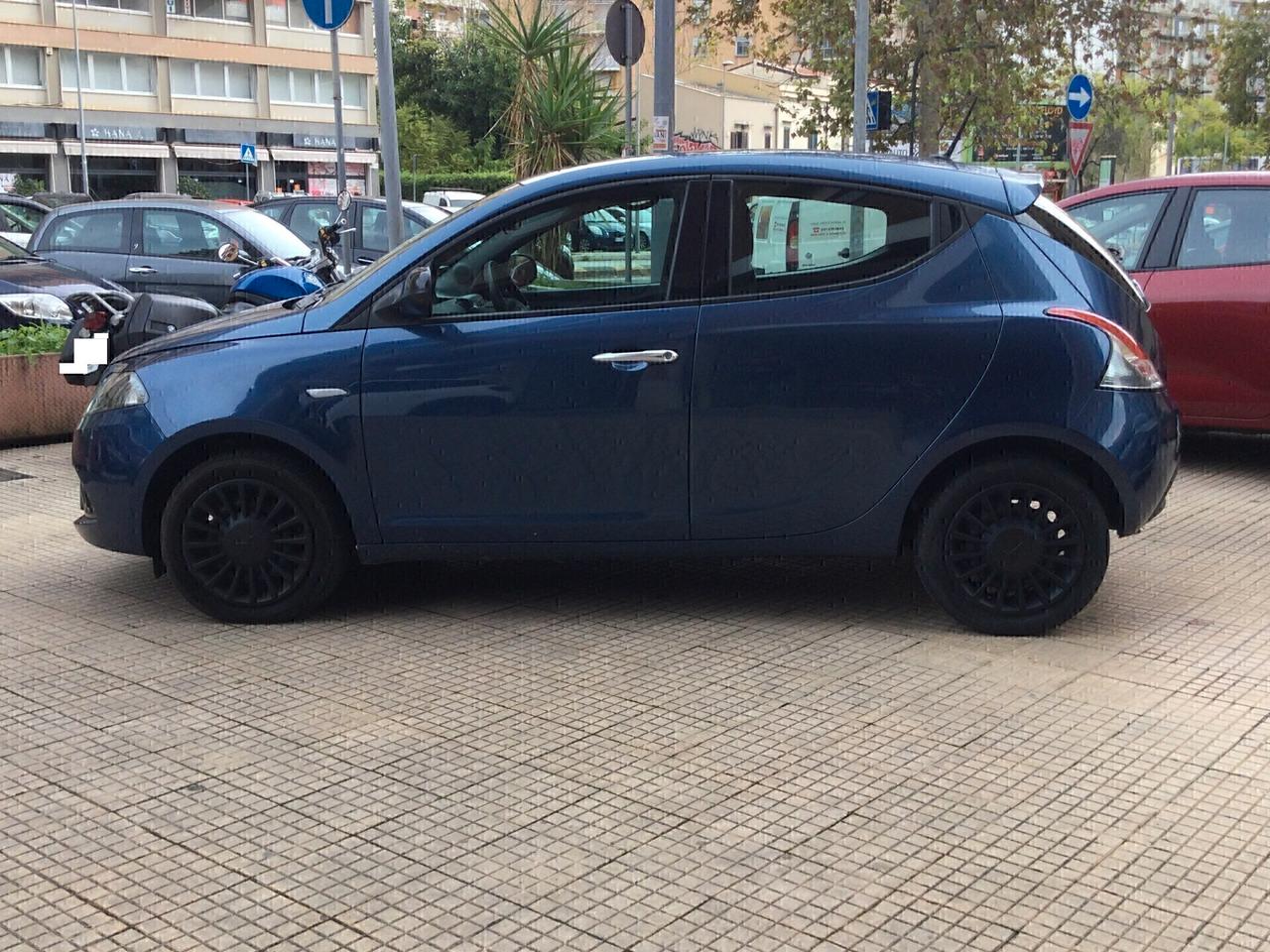 Lancia Ypsilon 1.0 FireFly 5 porte S&S Hybrid Ecochic Silver