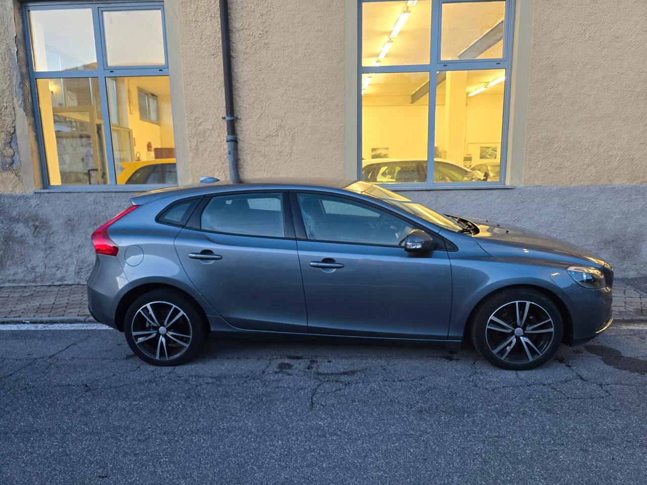 Volvo V40 D2 R design 2016 euro6 UNICOPROP