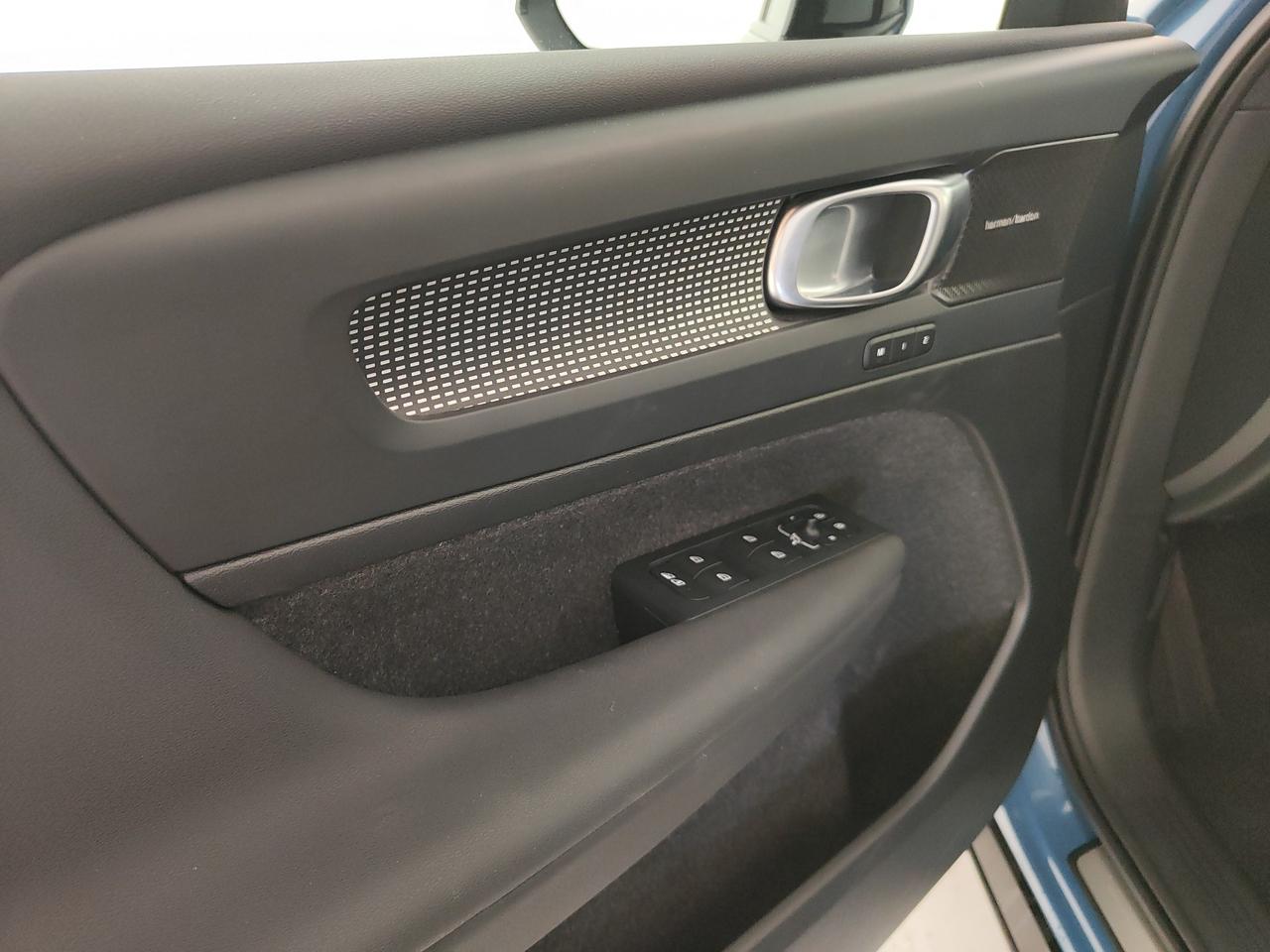 VOLVO XC40 2.0 b3 Ultimate Dark auto