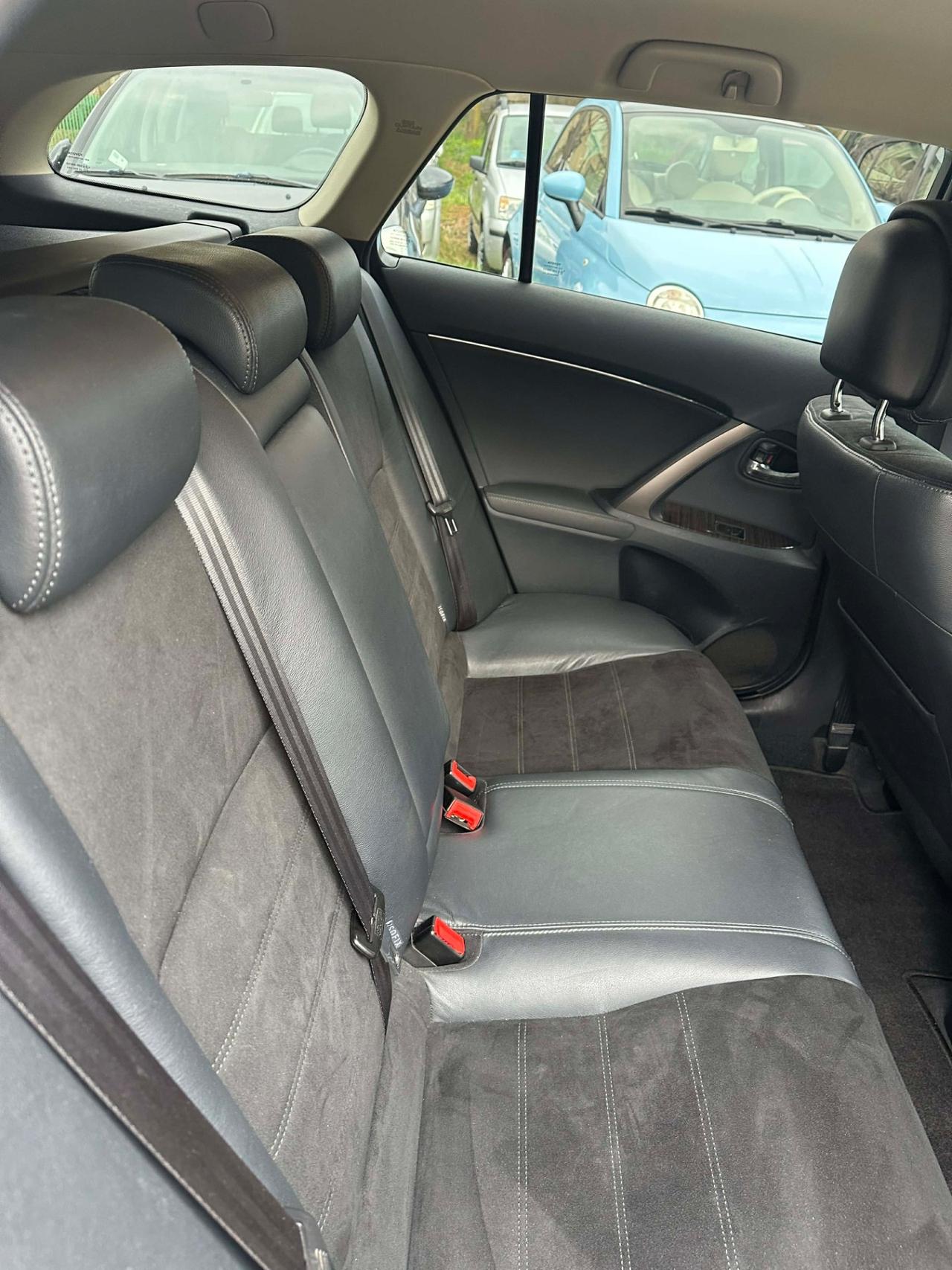 Toyota AVENSIS STYLE UNICOPR KMCERT GARAN