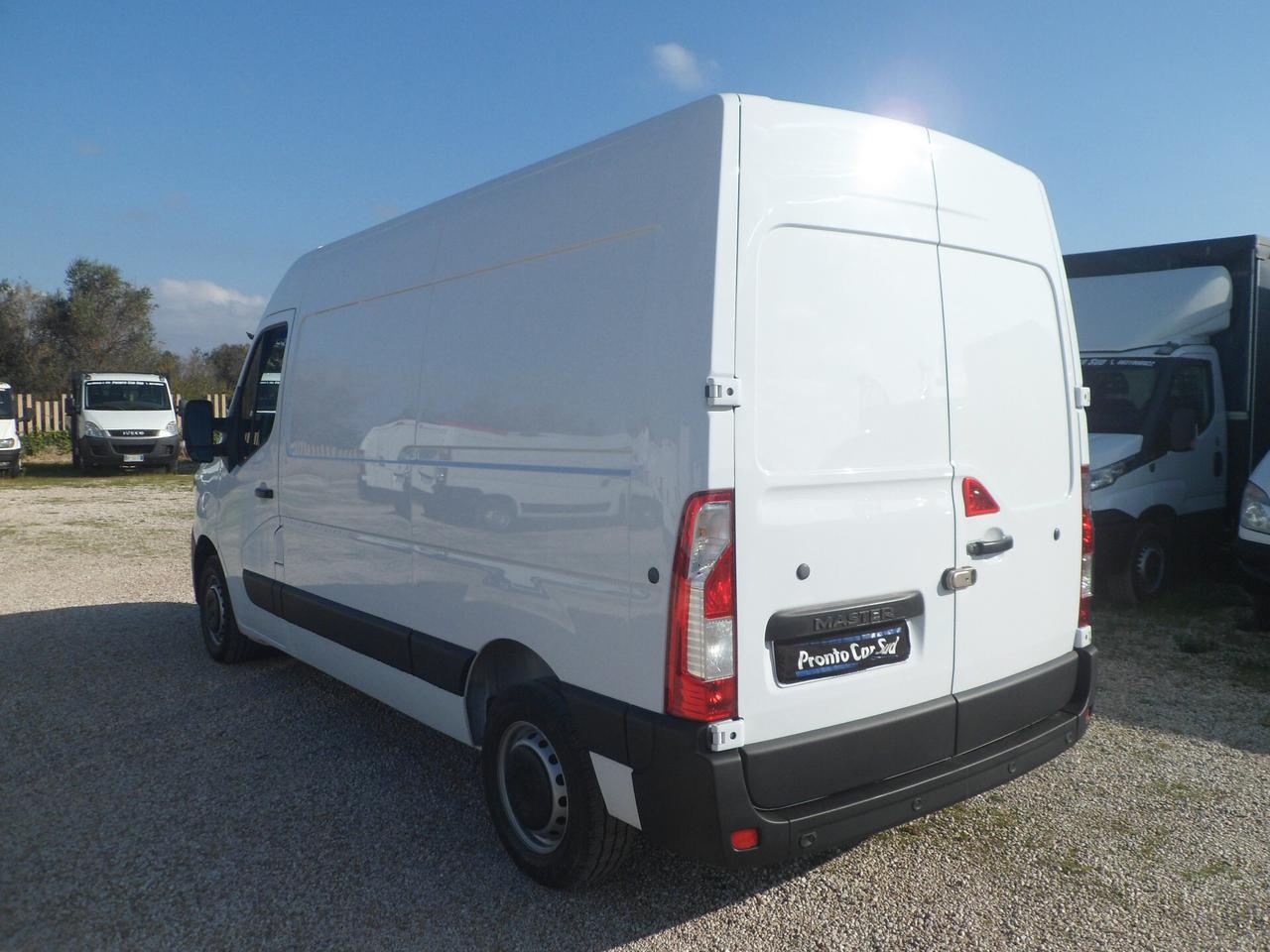 Renault Master furgone medio alto