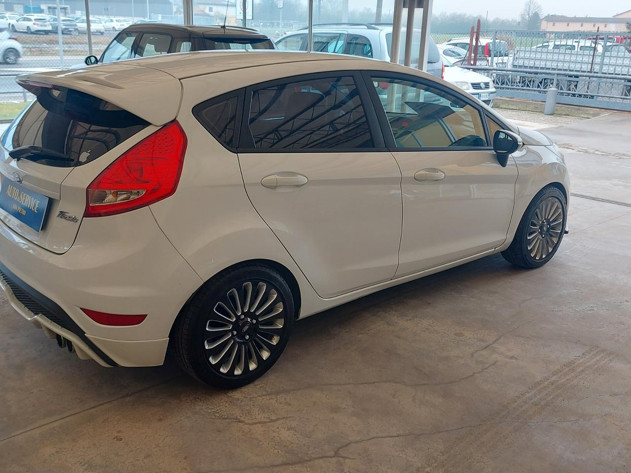 Ford Fiesta titanium 1.4 gpl 5 porte