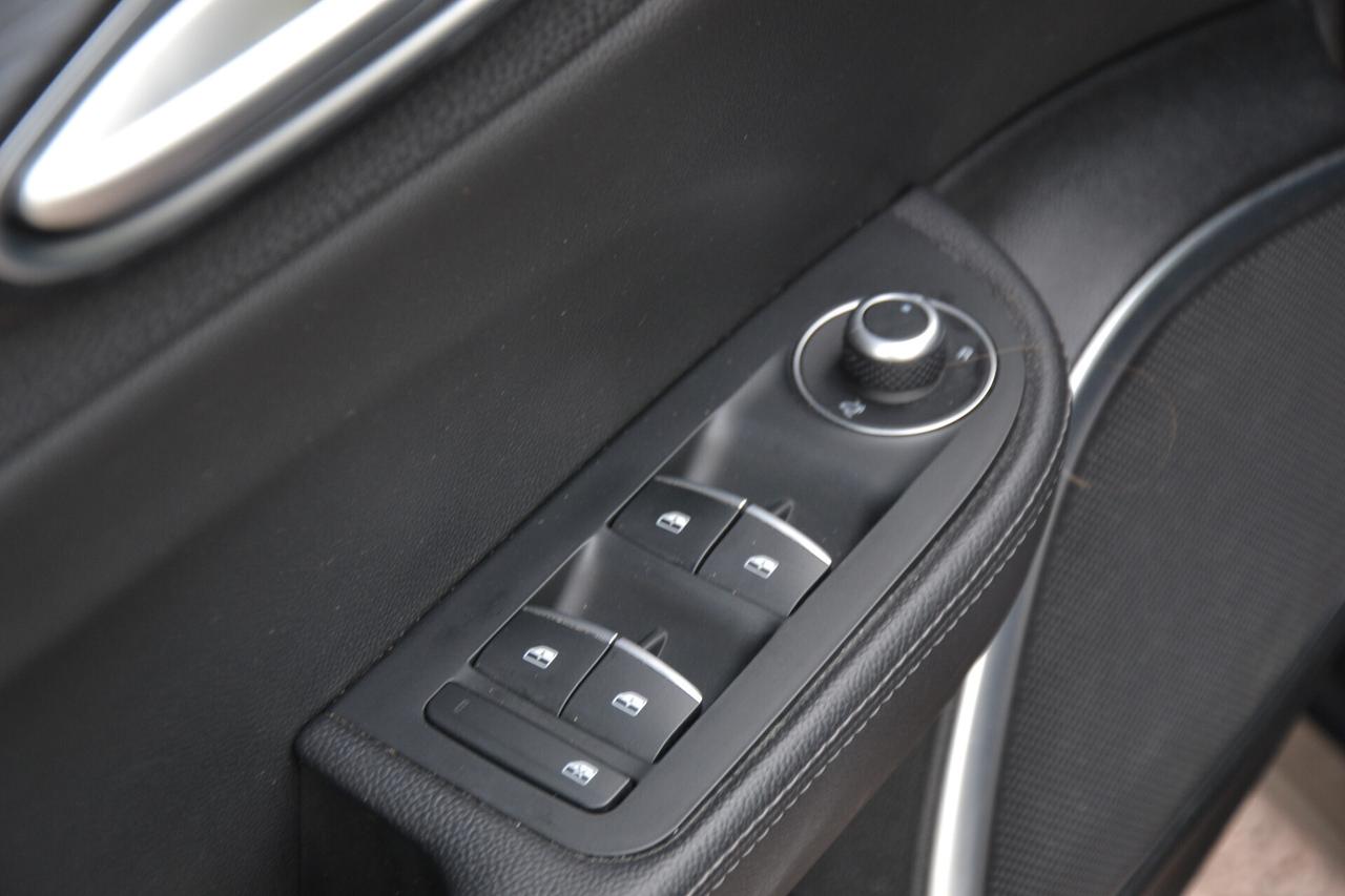 Alfa Romeo Giulia 2.0 200CV AT8 NAV LED RCAM PDC *PREZZO VERO*