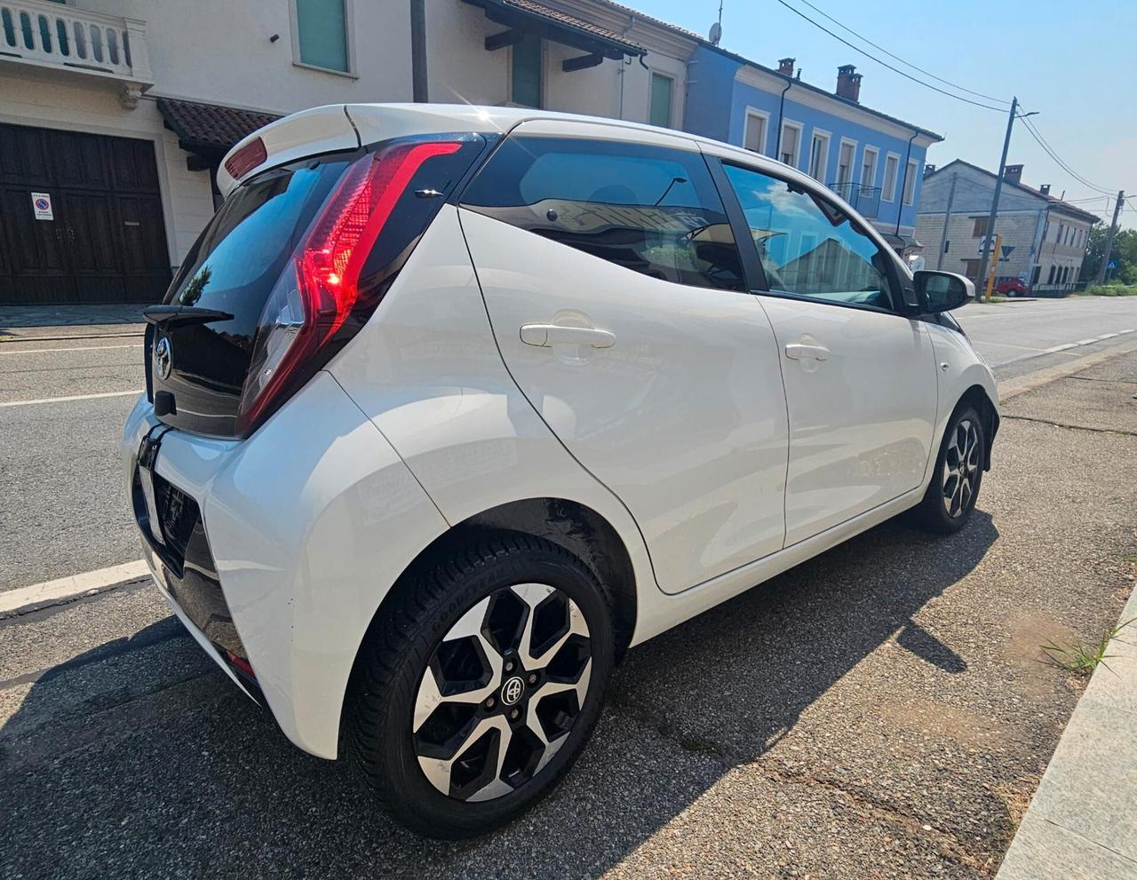Toyota Aygo Connect 1.0 VVT-i 72CV 5 porte x-business light
