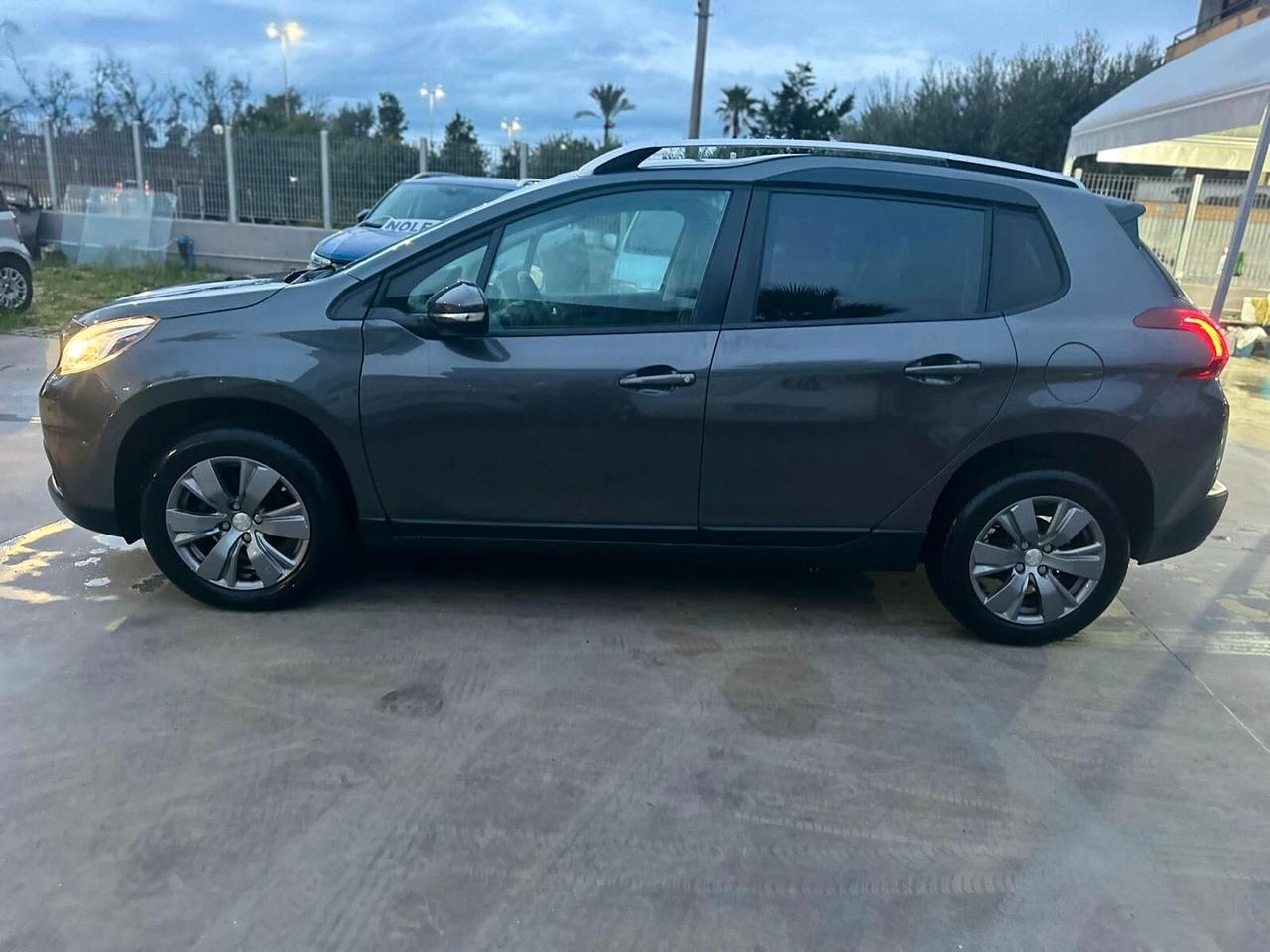 Peugeot 2008 PureTech 82 Allure leggermente grandinata