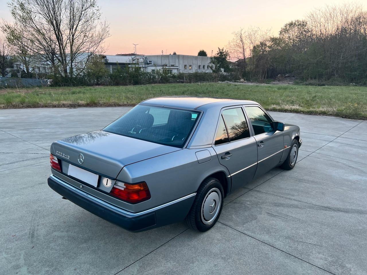 MERCEDES-BENZ E 200