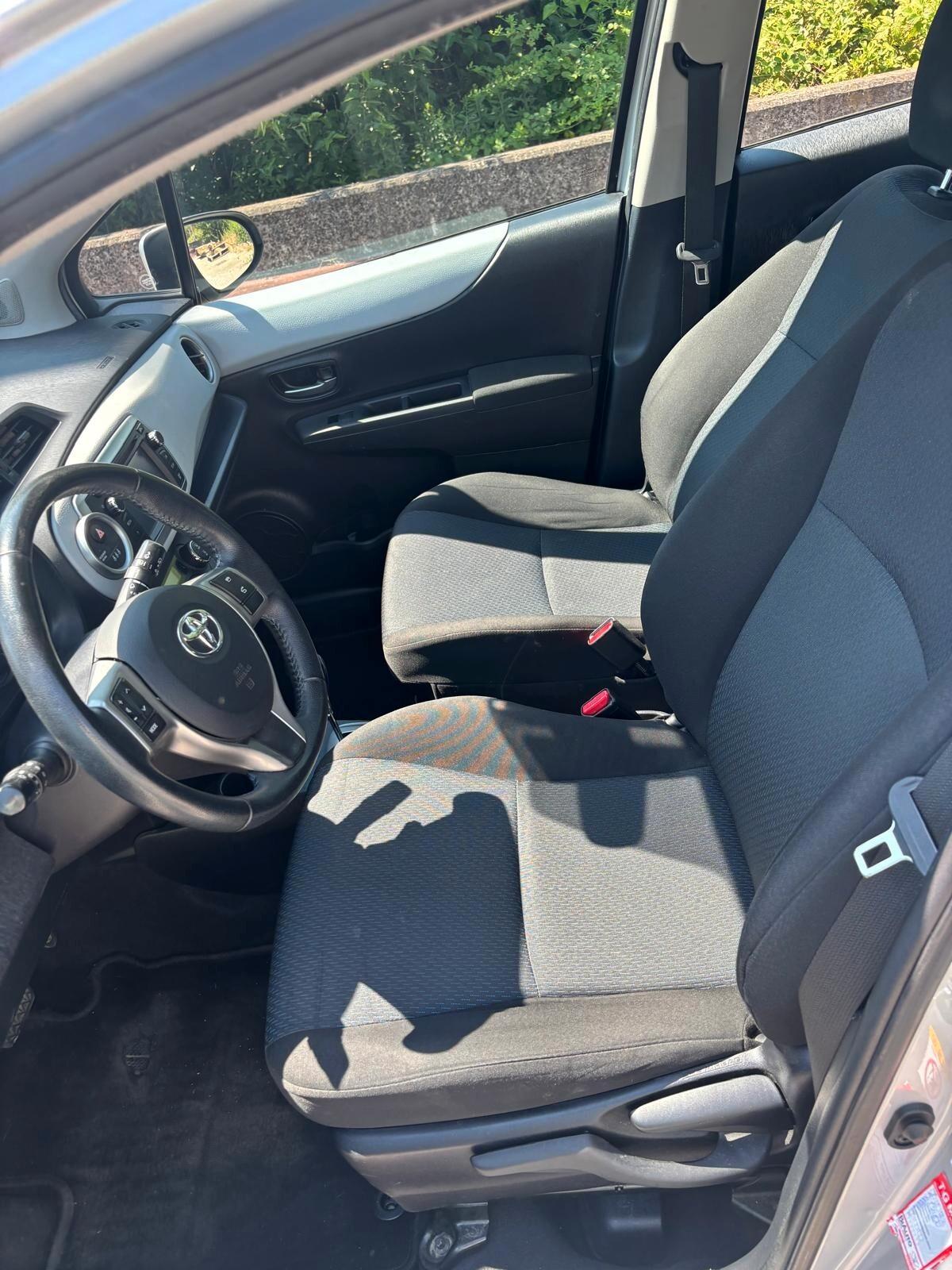 Toyota Yaris 1.5 Hybrid 5 porte Lounge Più GARANZIA UFFICIALE 3 ANNI TAGLIANDI CERTIFICATI KM ORIGINALI