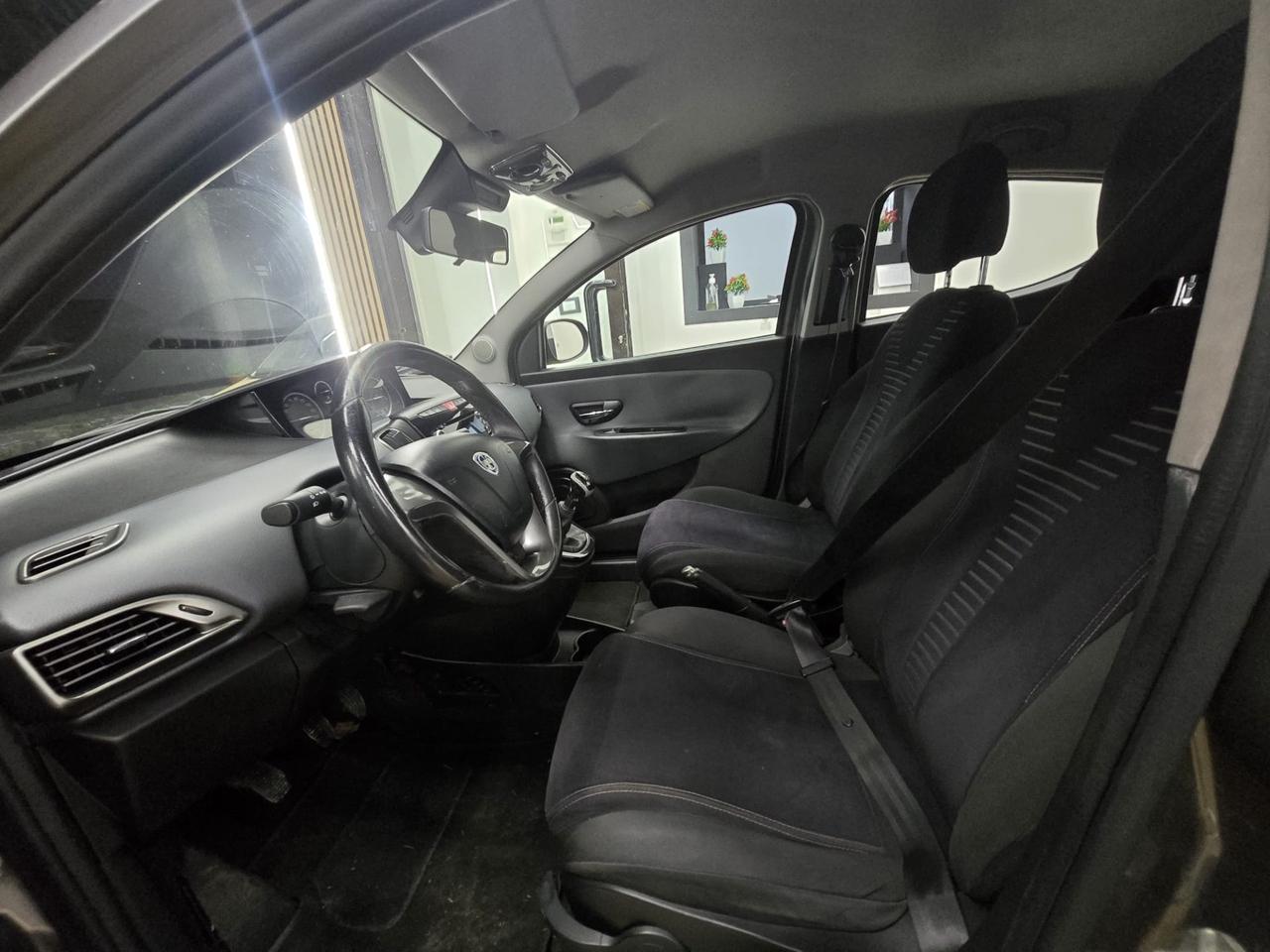 Lancia Ypsilon 1.3 MJT 75 CV Unyca