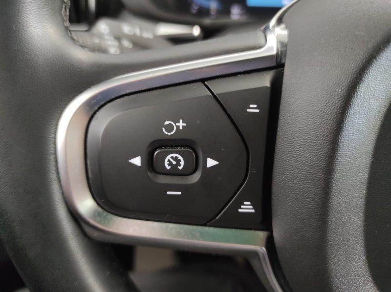VOLVO XC60 (2017-->) - XC60 B4 Geartronic Momentum