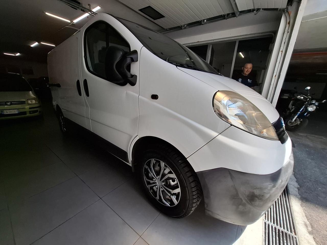 OPEL VIVARO VAN