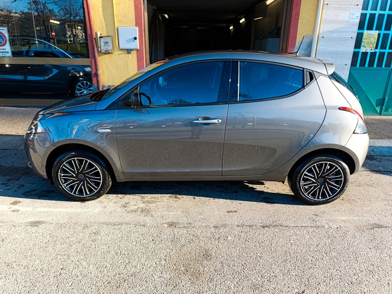 Lancia Ypsilon 1.0 S&S Hybrid Gold --6000 km--