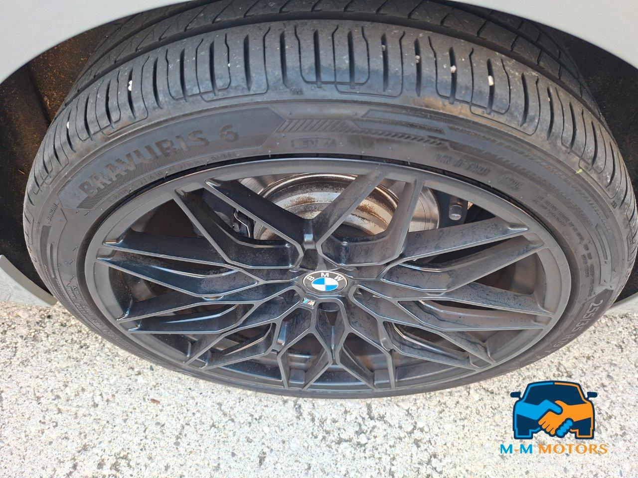 BMW 320 d Touring doppio treno di pneumatici